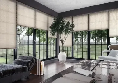 Modernes Wohnzimmer mit Sonnenschutz und Fenstern